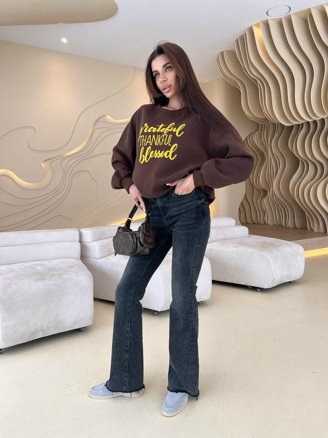 свитшот оверсайз с вышивкой assertive,свитшот оверсайз коричневый с принтом old money assertive,свитшот женская,повседневный свитшот,женский свитшот оверсайз assertive