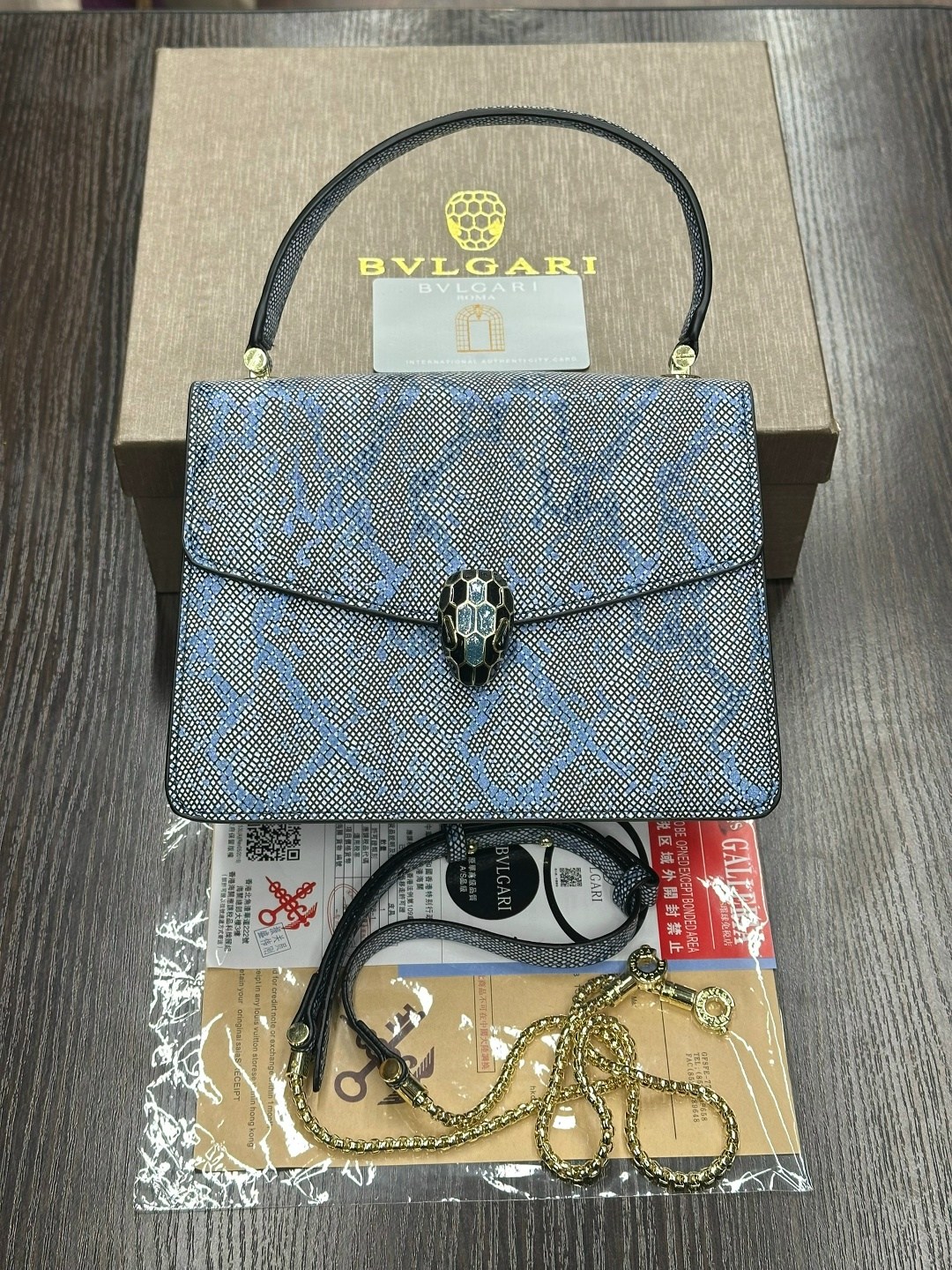 сумка bvlgari,булгари сумка,белая сумка булгари,женская кожаная сумка bvlgari serpenti forever mini белая,bvlgari сумка на плечо