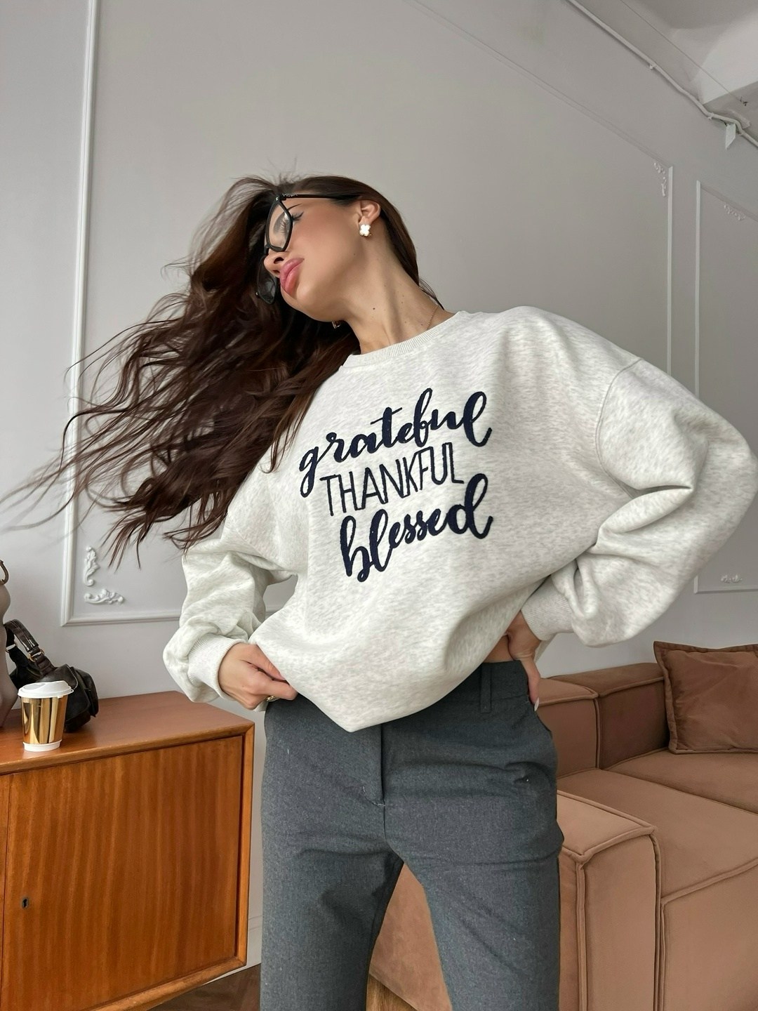 свитшот оверсайз с вышивкой assertive,свитшот оверсайз коричневый с принтом old money assertive,свитшот женская,повседневный свитшот,женский свитшот оверсайз assertive