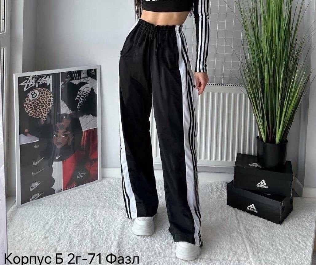 женская спортивная одежда широкие спортивные штаны с ломпасами,женские брюки черные,широкие спортивные штаны с ломпасами,штаны черные,штаны адидас широкие