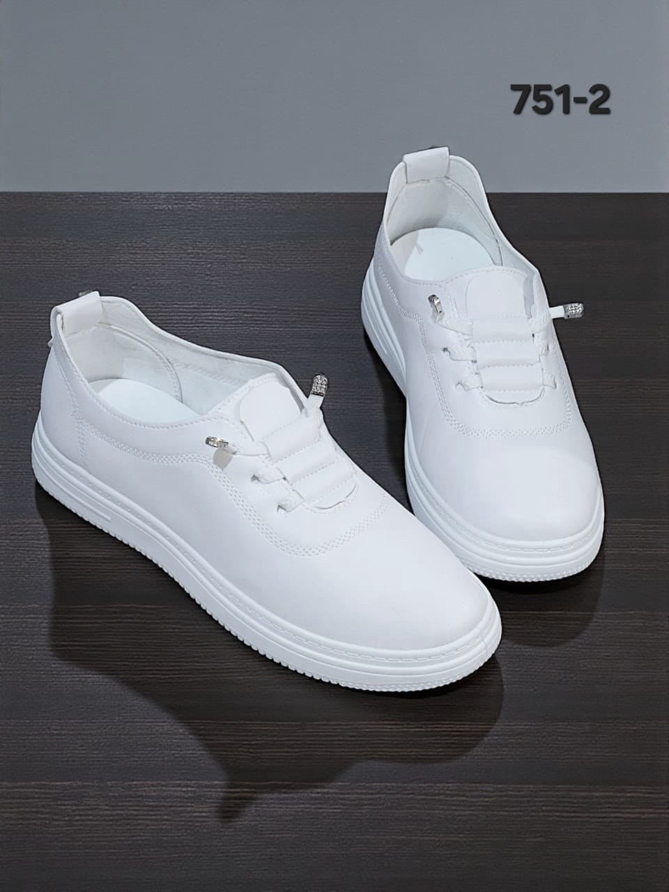 ,белые кеды из гладкой кожи с перфорацией fb293-020,кроссовки женские с перфорацией,кроссовки женскиe,белые кеды