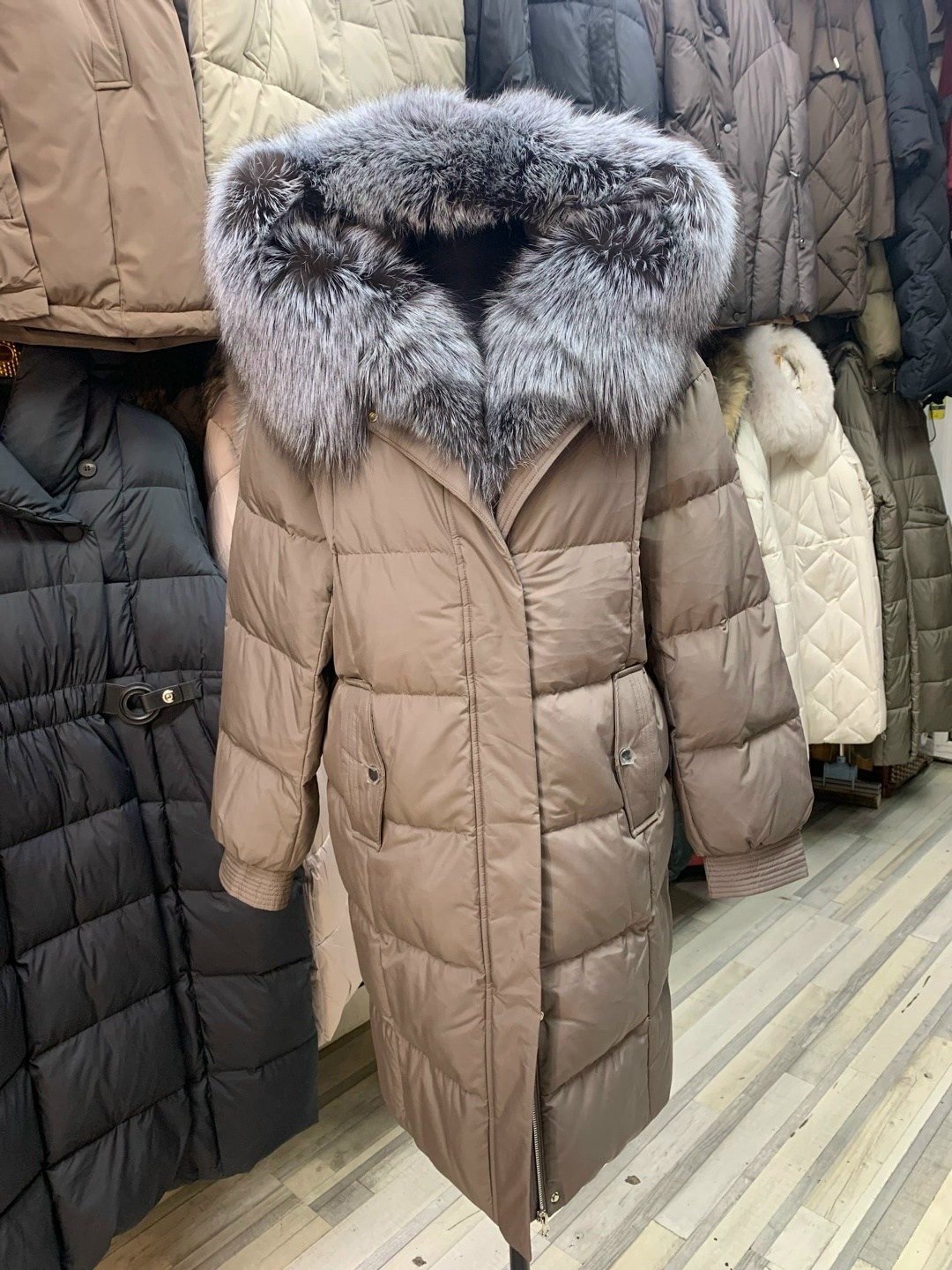 пуховик stella rossa коричневый,женский пуховик,пуховик с натуральным мехом,пуховики с мехом,пуховик женский с натуральным мехом