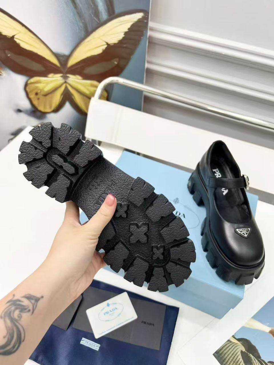 ,prada лоферы,prada туфли,лоферы prada женские,кожаные лоферы на платформе с логотипом monolith prada