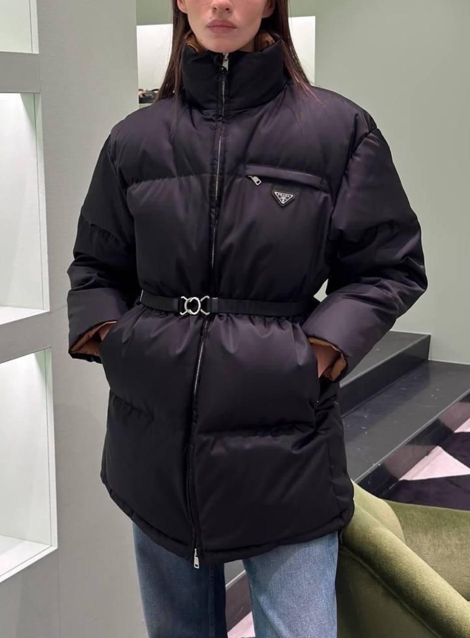 пуховик prada,пуховик prada женский,prada черный полиамидовый пуховик,prada куртка re-nylon с капюшоном и поясом черный,куртка женская prada