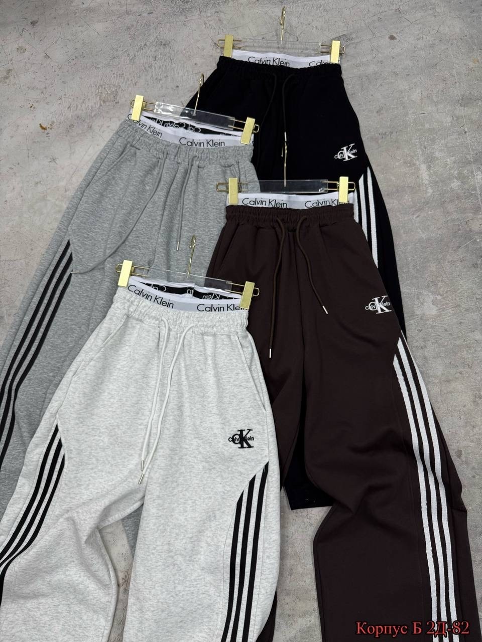 спортивные штаны adidas,спортивные штаны,спортивные брюки,брюки модные,свободные штаны