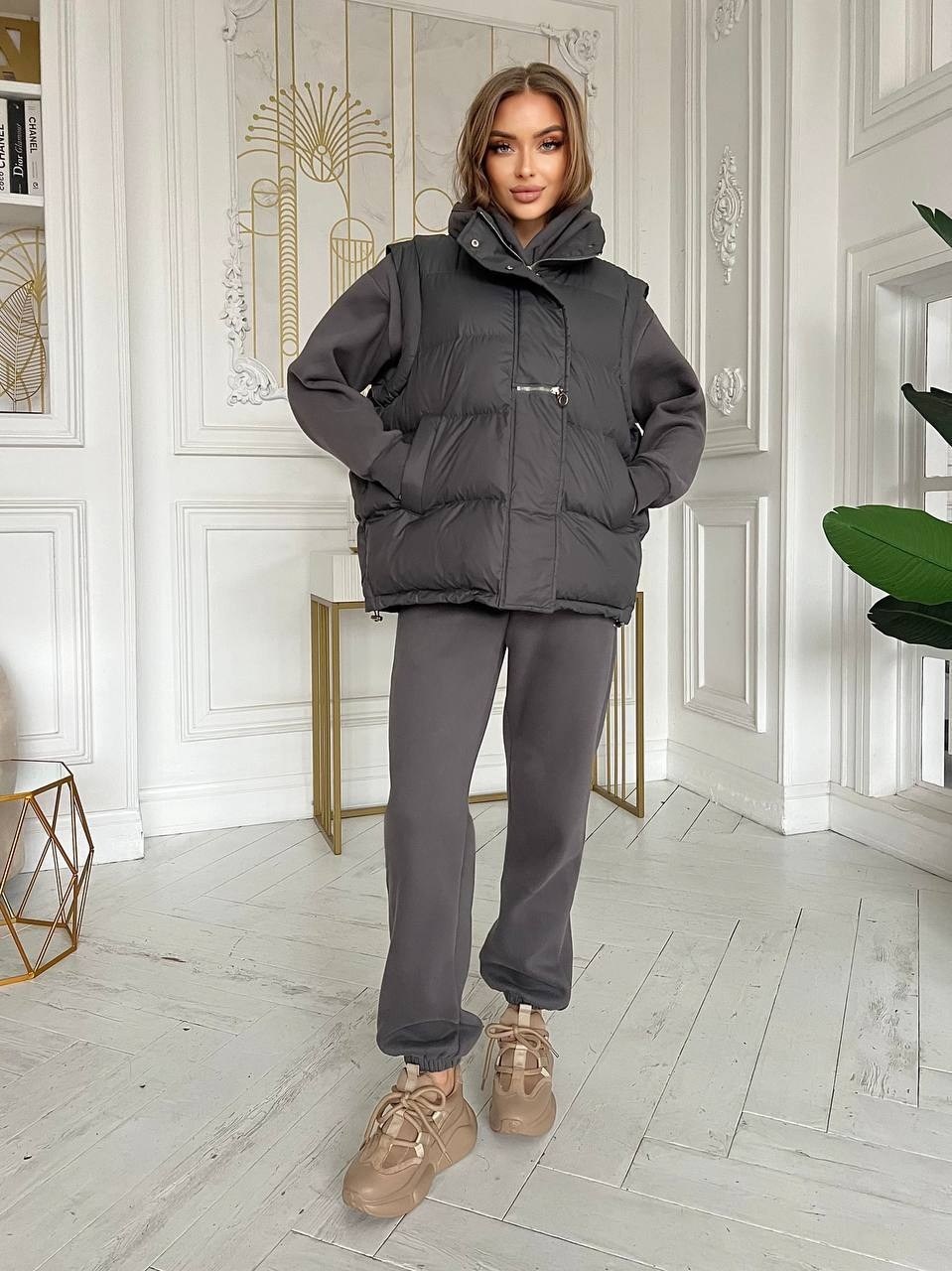 женский бежевый костюм тройка miu miu,бежевый спортивный костюм с жилеткой,жилетка женская,костюм женский тройка утепленный,бежевый костюм тройка женский