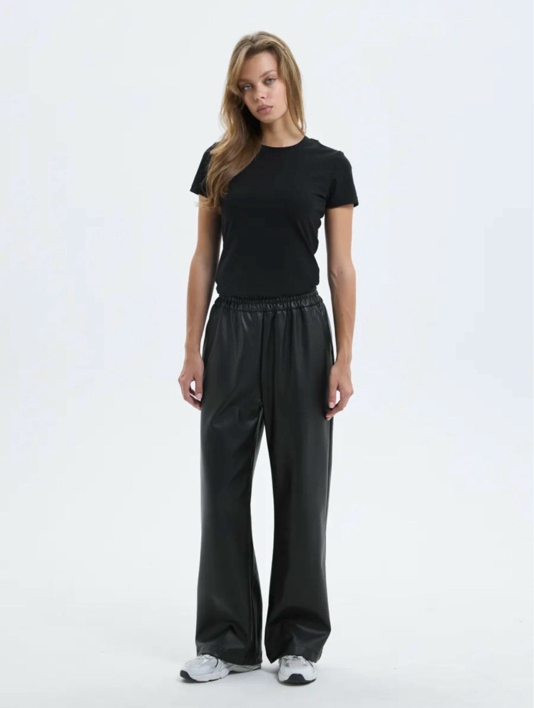 брюки широкие из искусственной кожи черный,брюки сирена из экокожи на эластичном поясе,кожаные брюки,брюки из экокожи свободного кроя,брюки сирена из экокожи на эластичном поясе черный