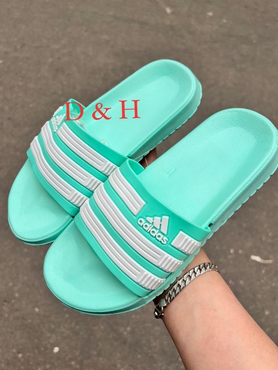 фиолетовые шлепки адидас,сланцы adidas adilette,сланцы adidas,шлепанцы адидас женские розовые,старые сланцы адидас розовые