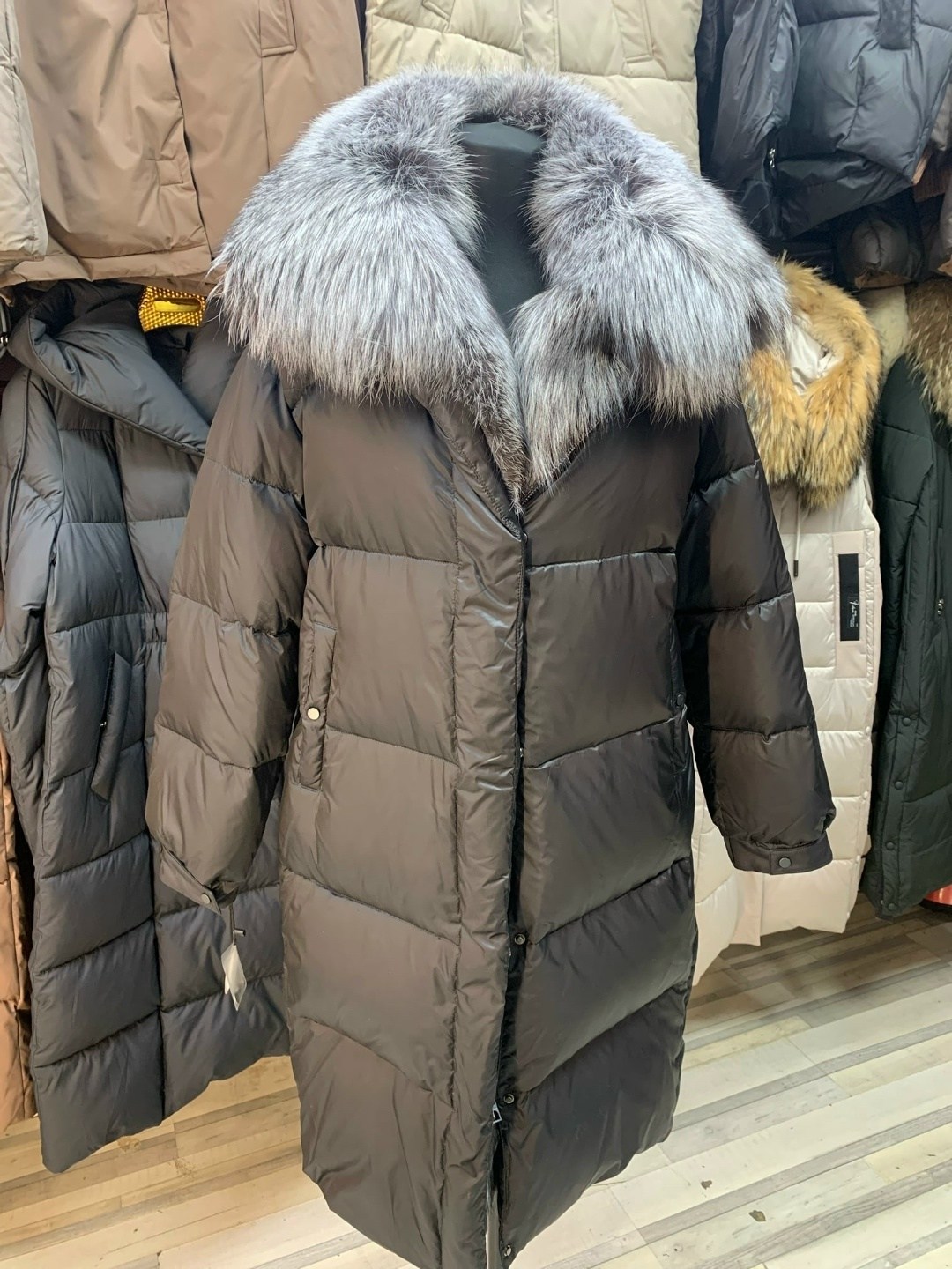 пуховик stella rossa коричневый,женский пуховик,пуховик с натуральным мехом,пуховики с мехом,пуховик женский с натуральным мехом