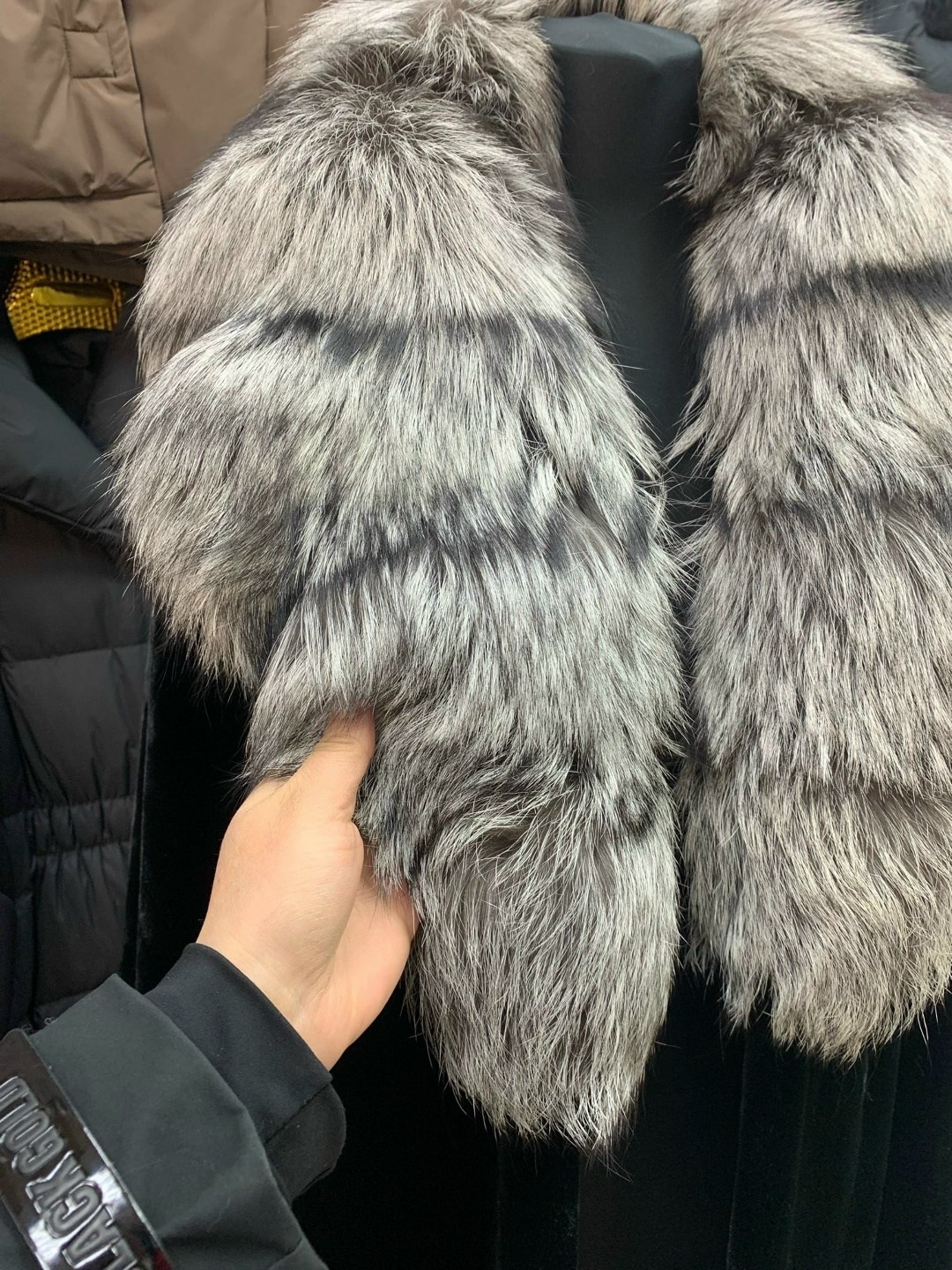 мутоновая шуба с песцовым воротником,шуба мутоновая с чернобуркой,шуба мутоновая воротник песец,шуба из мутона,шуба с песцовым воротником