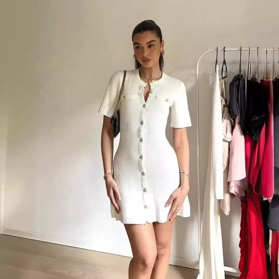 платье на пуговицах из рубчатого трикотажа h&m, бежевое,платье на пуговицах из рубчатого трикотажа h&m,платье с пуговицами,трикотажное платье,белое элегантное вязаное мини-платье для женщин