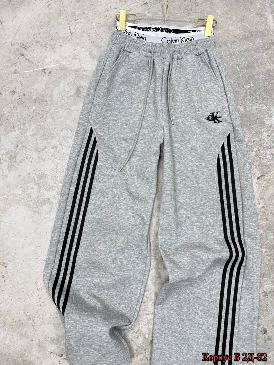 спортивные штаны adidas,спортивные штаны,спортивные брюки,брюки модные,свободные штаны