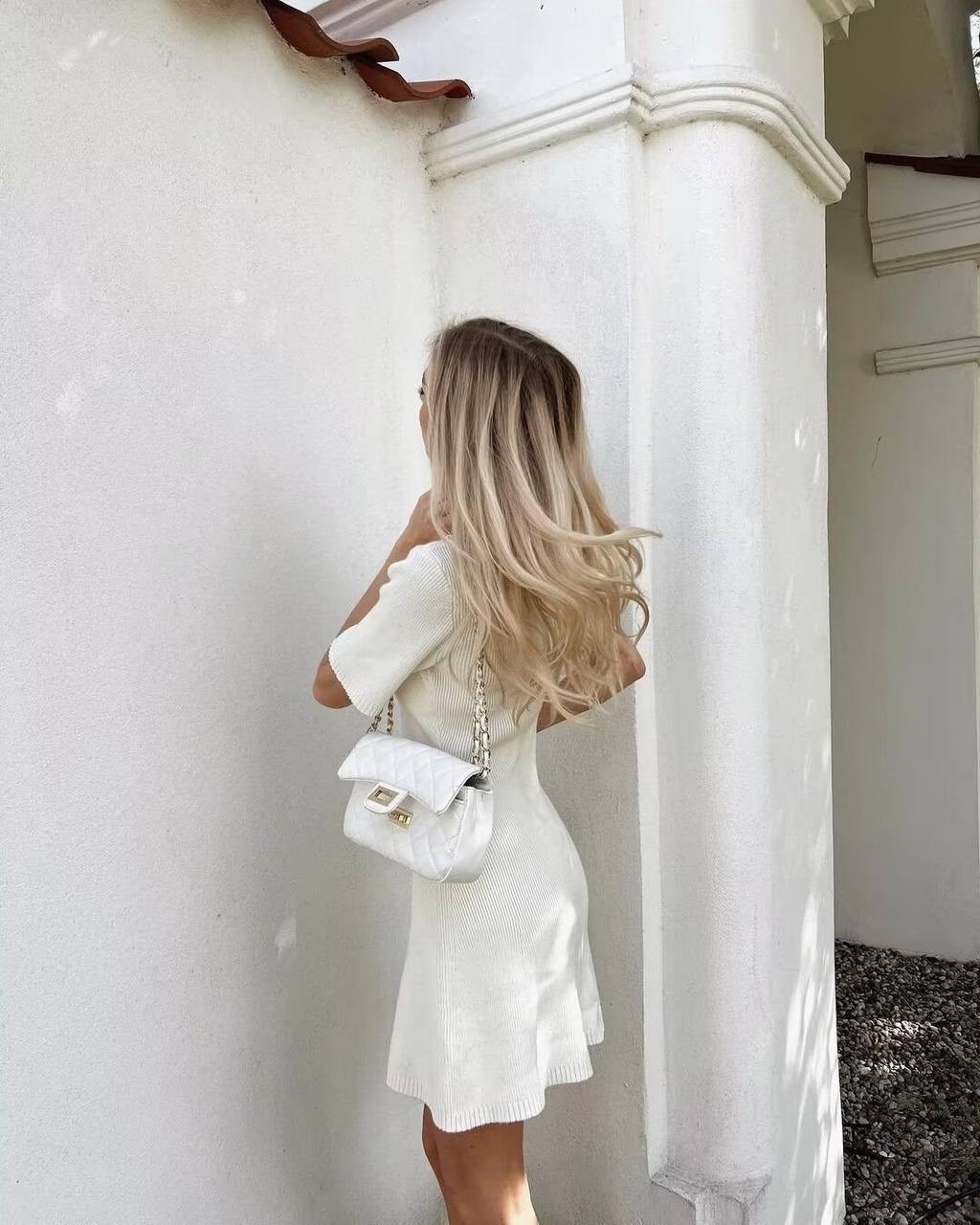 платье на пуговицах из рубчатого трикотажа h&m, бежевое,платье на пуговицах из рубчатого трикотажа h&m,платье с пуговицами,трикотажное платье,белое элегантное вязаное мини-платье для женщин