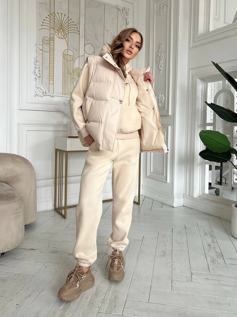 женский бежевый костюм тройка miu miu,бежевый спортивный костюм с жилеткой,жилетка женская,костюм женский тройка утепленный,бежевый костюм тройка женский