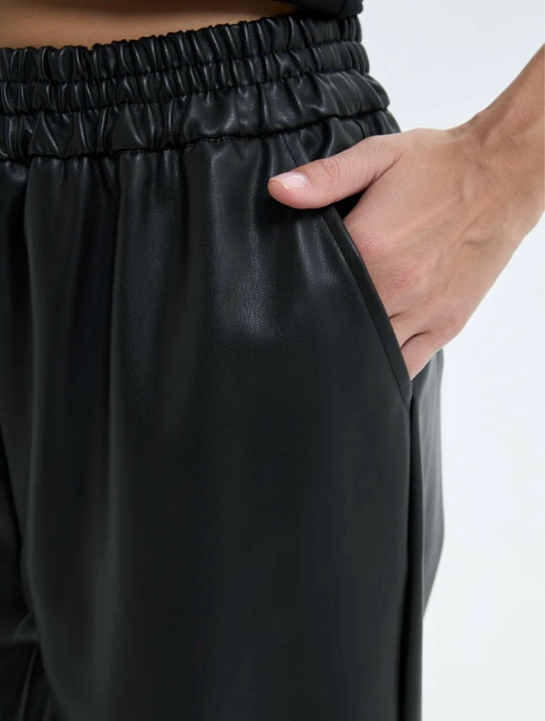 брюки широкие из искусственной кожи черный,брюки сирена из экокожи на эластичном поясе,кожаные брюки,брюки из экокожи свободного кроя,брюки сирена из экокожи на эластичном поясе черный