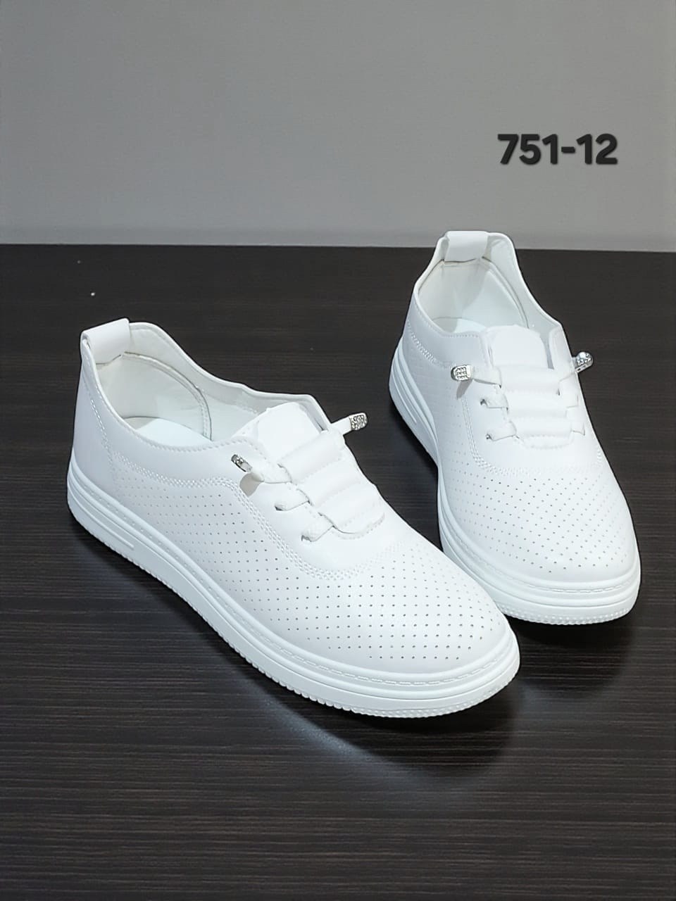,белые кеды из гладкой кожи с перфорацией fb293-020,кроссовки женские с перфорацией,кроссовки женскиe,белые кеды