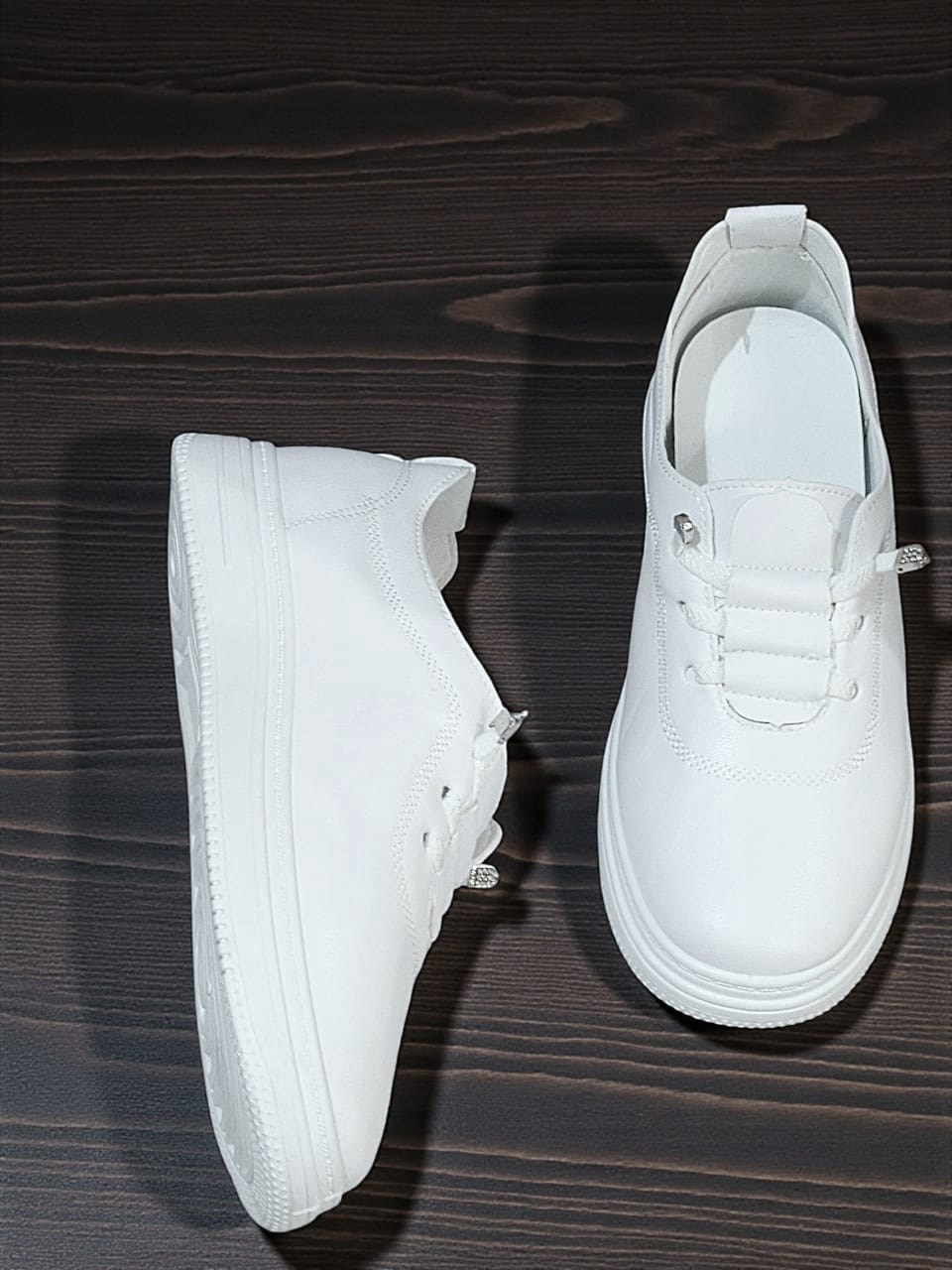 ,белые кеды из гладкой кожи с перфорацией fb293-020,кроссовки женские с перфорацией,кроссовки женскиe,белые кеды