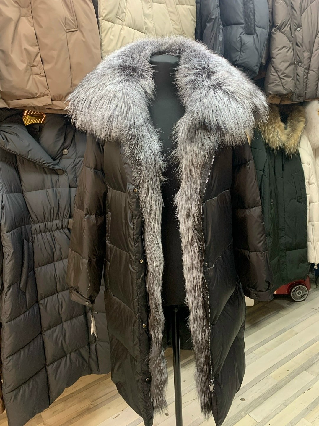 пуховик stella rossa коричневый,женский пуховик,пуховик с натуральным мехом,пуховики с мехом,пуховик женский с натуральным мехом