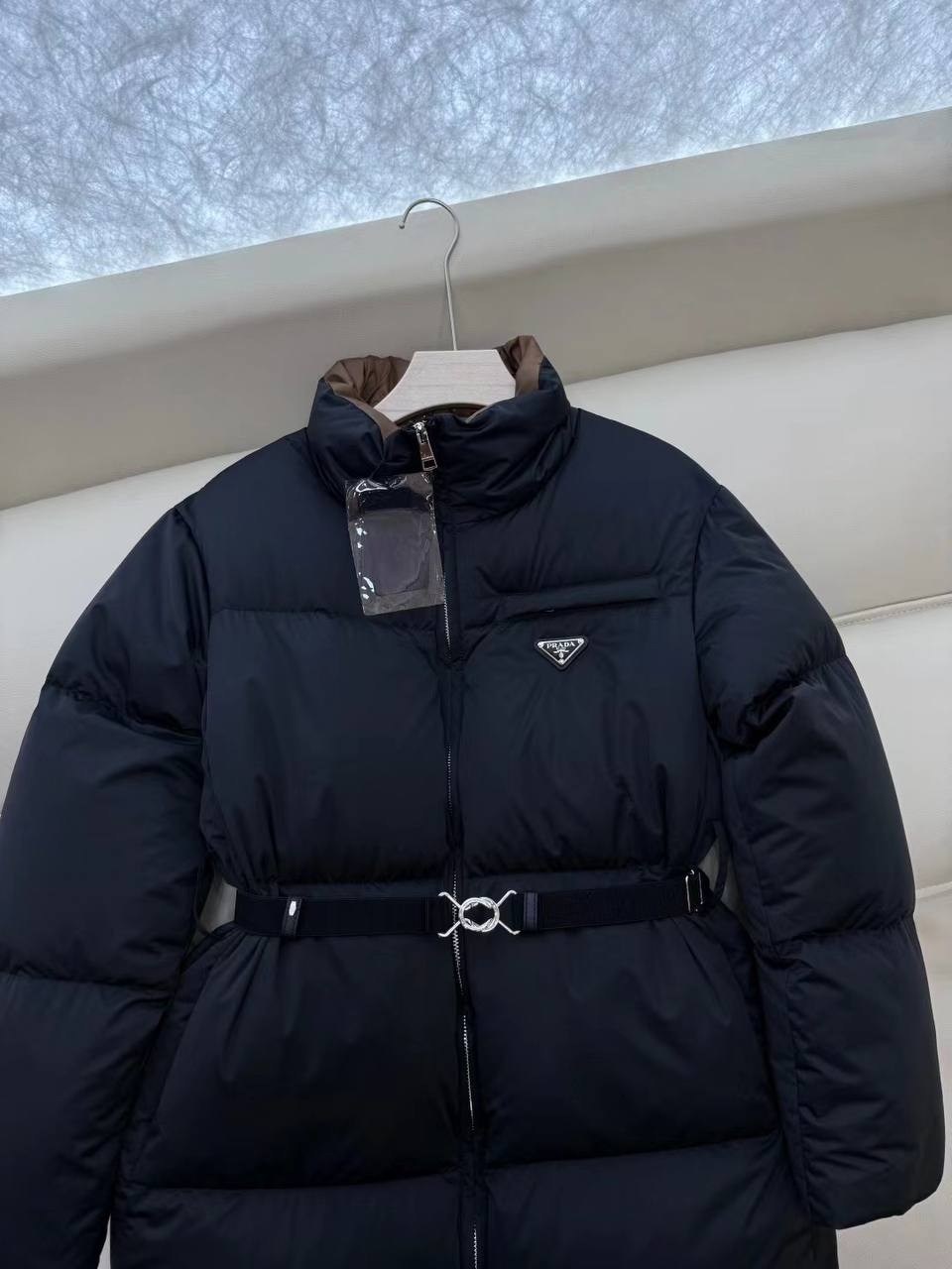 пуховик prada,пуховик prada женский,prada черный полиамидовый пуховик,prada куртка re-nylon с капюшоном и поясом черный,куртка женская prada