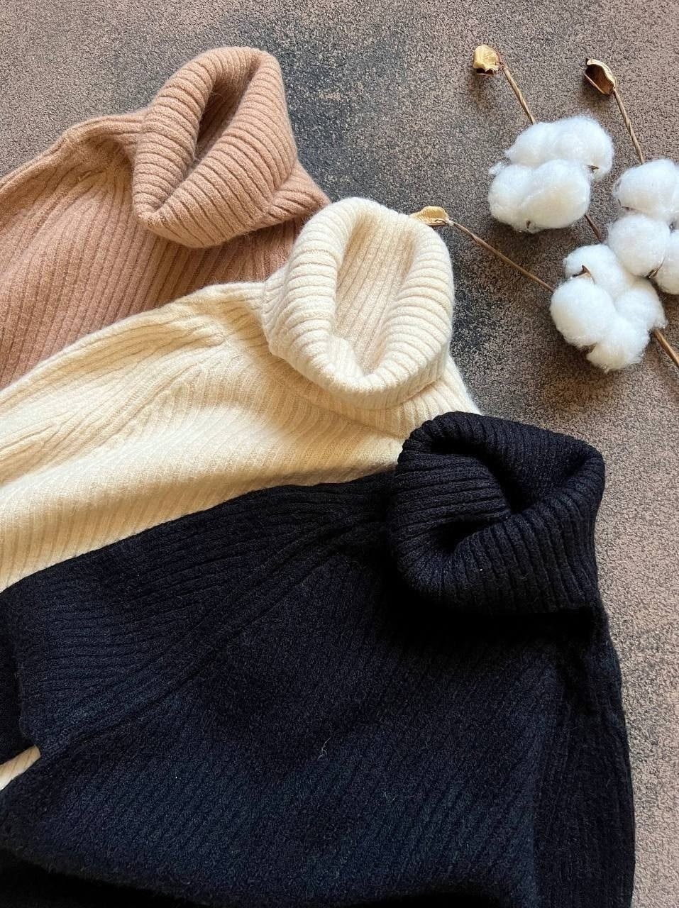 turtleneck drop shoulder ribbed knit sweater dress,вязаное платье,бежевое платье лапша,трикотажное платье,теплое вязаное платье