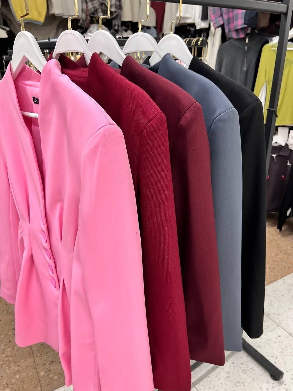 черные женские жакеты kira plastinina,приталенный жакет,жакет,черные женские жакеты emme marella,пиджак женский