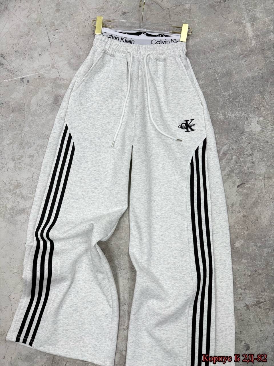 спортивные штаны adidas,спортивные штаны,спортивные брюки,брюки модные,свободные штаны