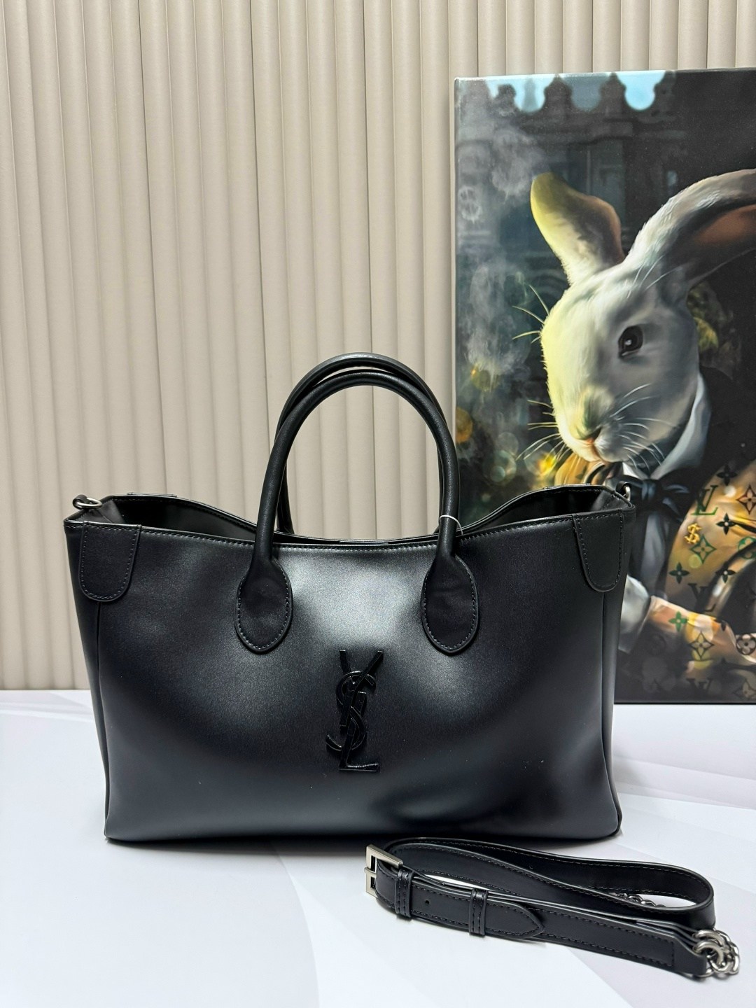 кожаная сумка lux saint laurent,сумка женская yves saint laurent,сумка saint laurent из натуральной гладкой кожи,женская чёрная сумка yves saint laurent 39x23 см,винтажная кожаная сумка lux saint laur