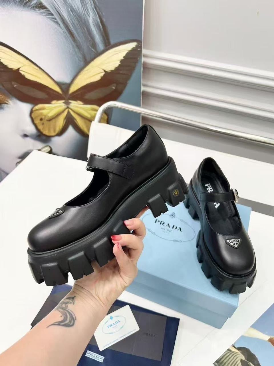 ,prada лоферы,prada туфли,лоферы prada женские,кожаные лоферы на платформе с логотипом monolith prada