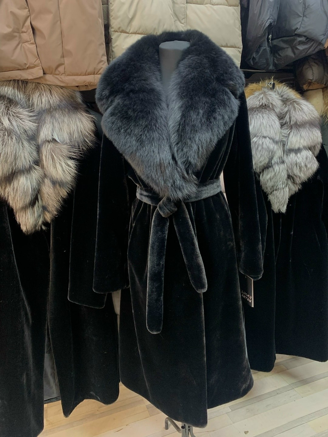 мутоновая шуба с песцовым воротником,шуба мутоновая с чернобуркой,шуба мутоновая воротник песец,шуба из мутона,шуба с песцовым воротником