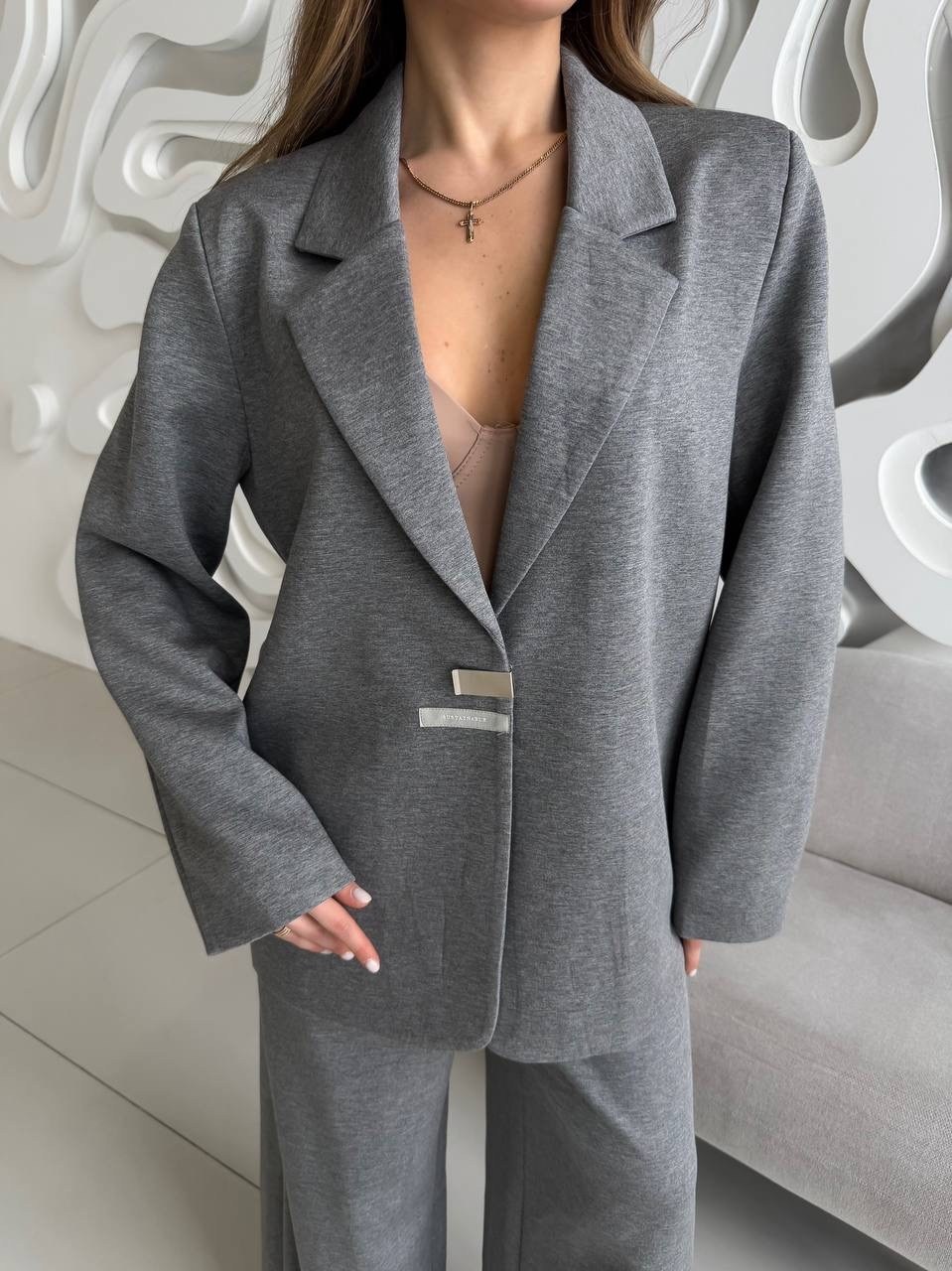 брючный костюм,брючный костюм серый,женский брючный костюм,костюм классический