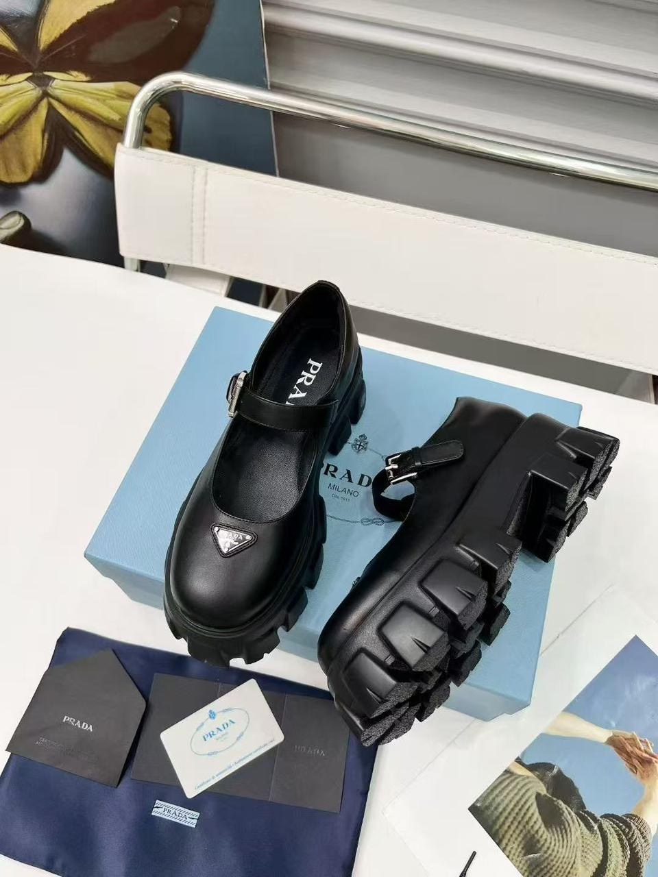 ,prada лоферы,prada туфли,лоферы prada женские,кожаные лоферы на платформе с логотипом monolith prada