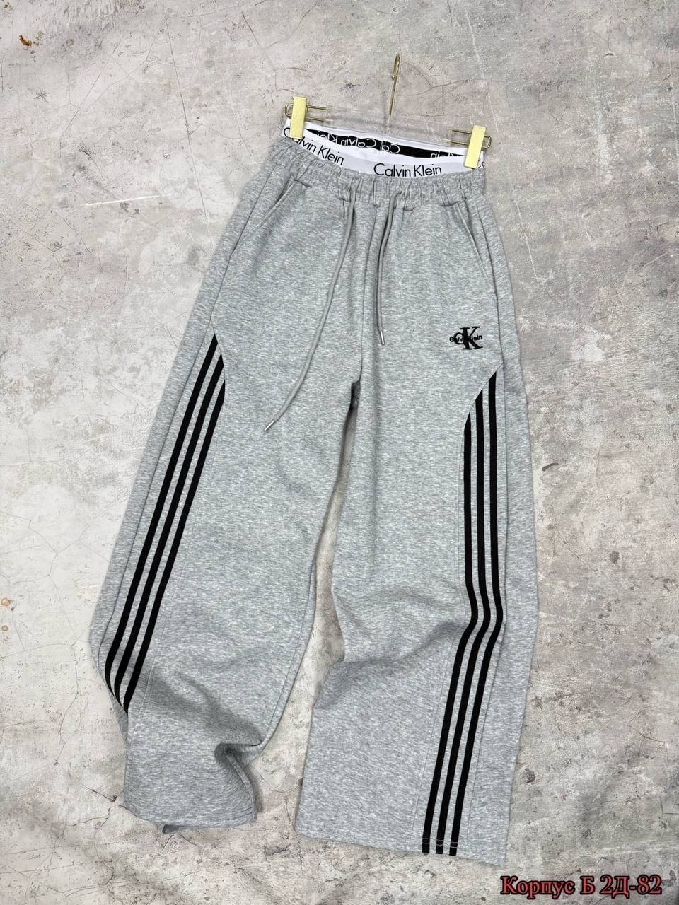 спортивные штаны adidas,спортивные штаны,спортивные брюки,брюки модные,свободные штаны