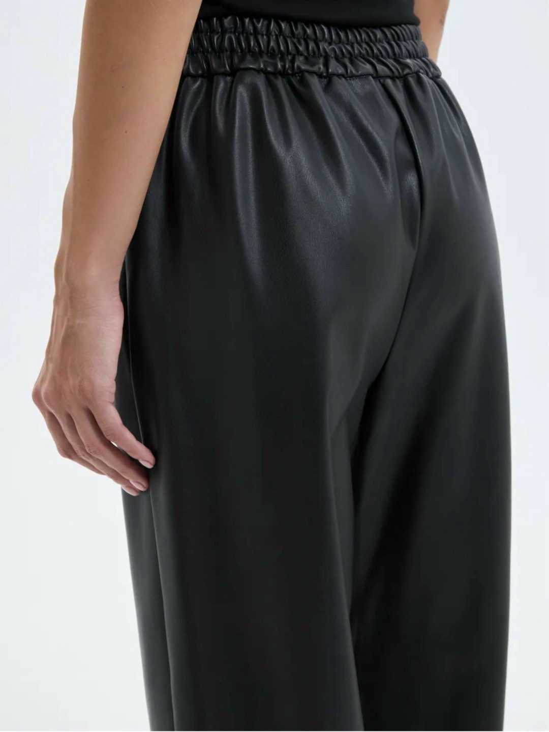 брюки широкие из искусственной кожи черный,брюки сирена из экокожи на эластичном поясе,кожаные брюки,брюки из экокожи свободного кроя,брюки сирена из экокожи на эластичном поясе черный