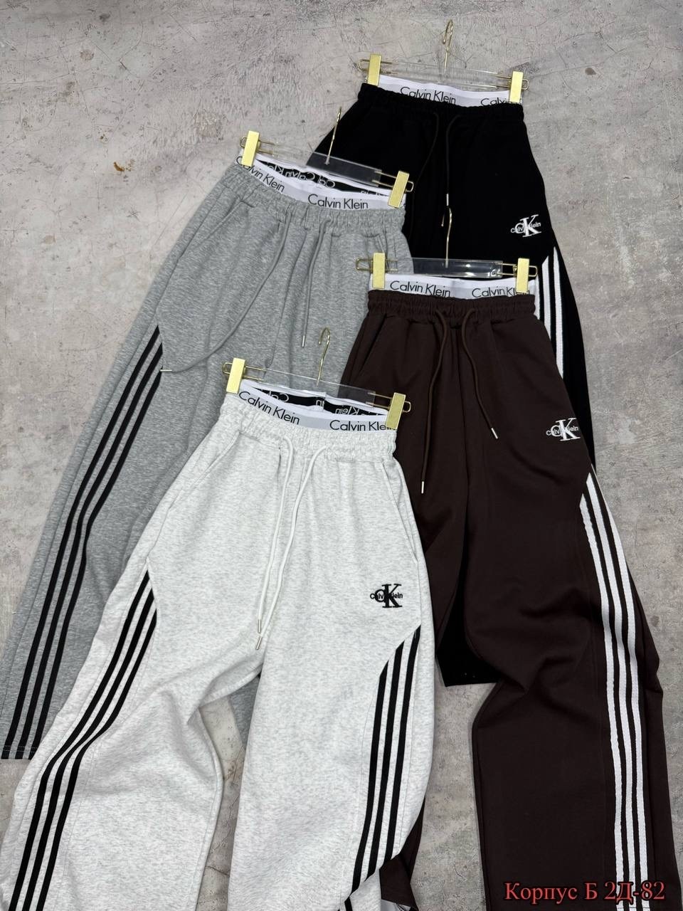 спортивные штаны adidas,спортивные штаны,спортивные брюки,брюки модные,свободные штаны