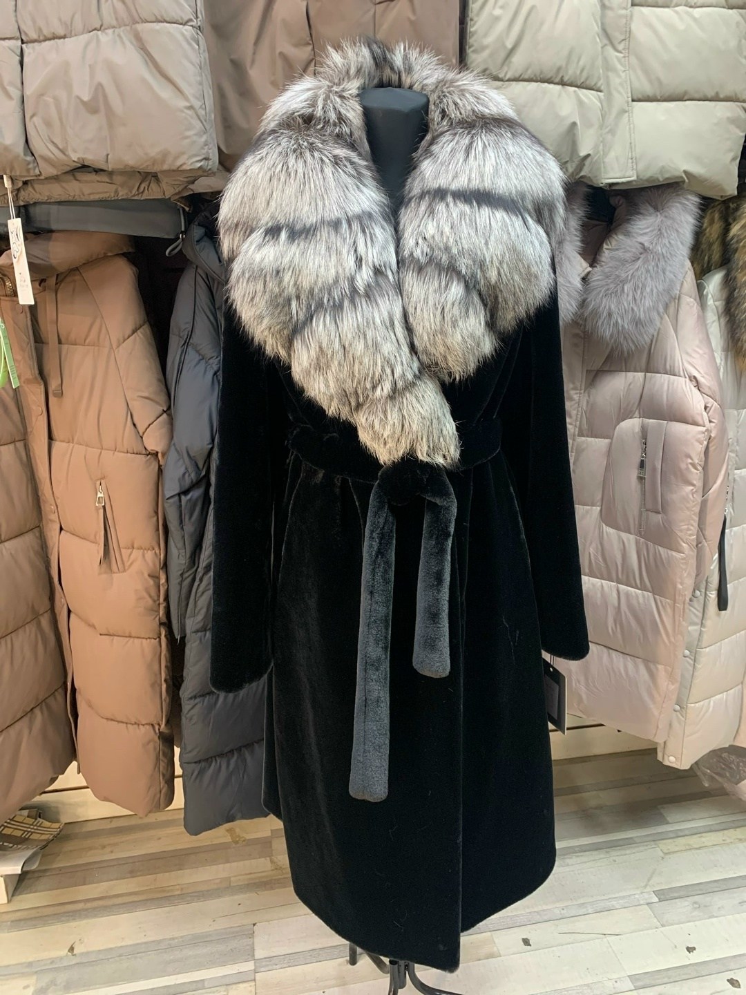 мутоновая шуба с песцовым воротником,шуба мутоновая с чернобуркой,шуба мутоновая воротник песец,шуба из мутона,шуба с песцовым воротником