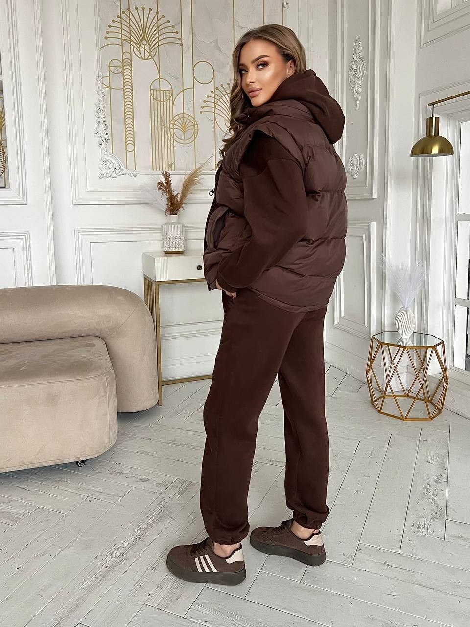 женский бежевый костюм тройка miu miu,бежевый спортивный костюм с жилеткой,жилетка женская,костюм женский тройка утепленный,бежевый костюм тройка женский