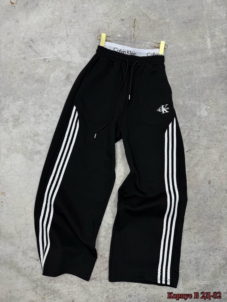 спортивные штаны adidas,спортивные штаны,спортивные брюки,брюки модные,свободные штаны