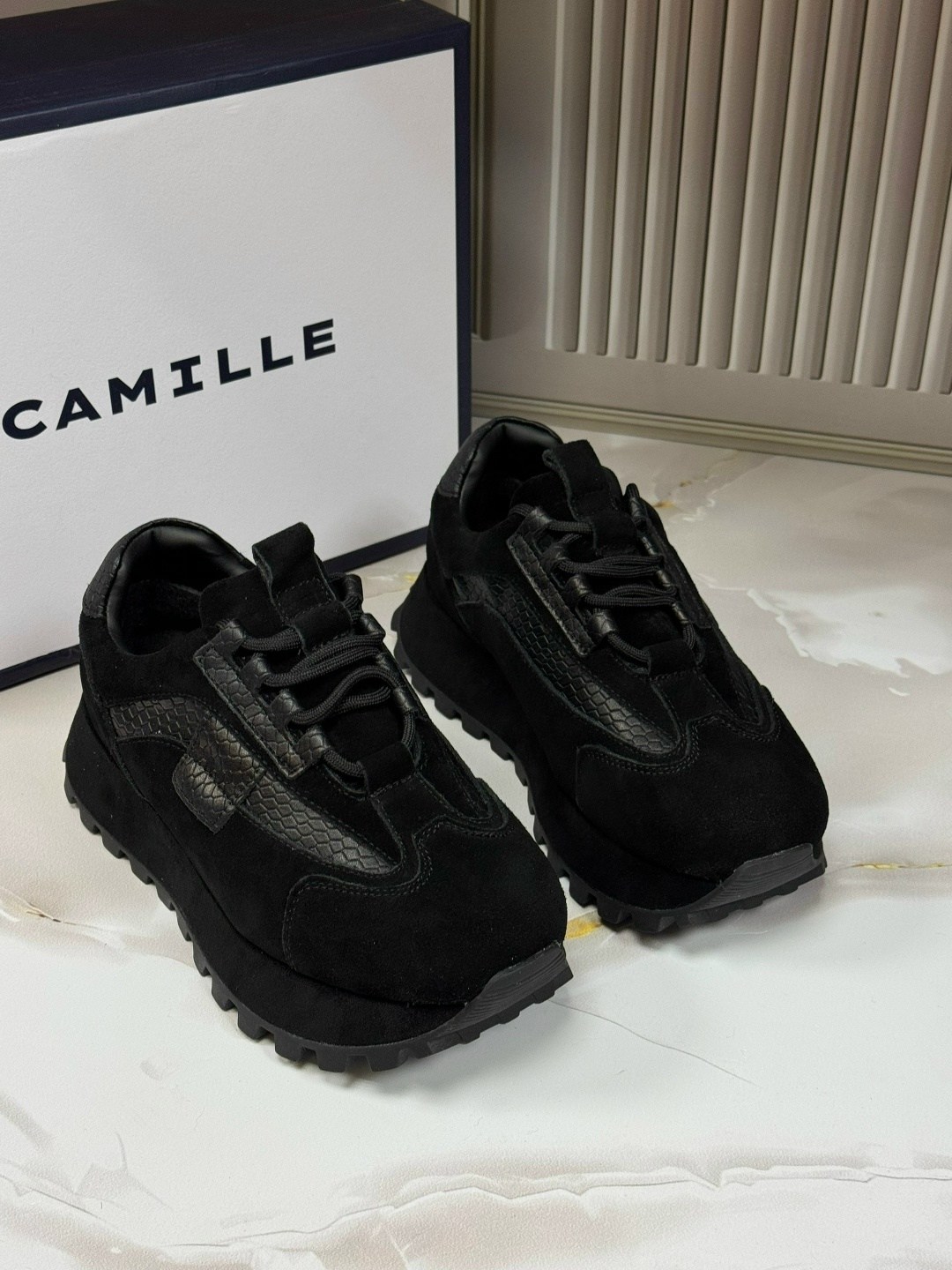 ,женские кроссовки,кроссовки модные,черные кроссовки,кроссовки замшевые