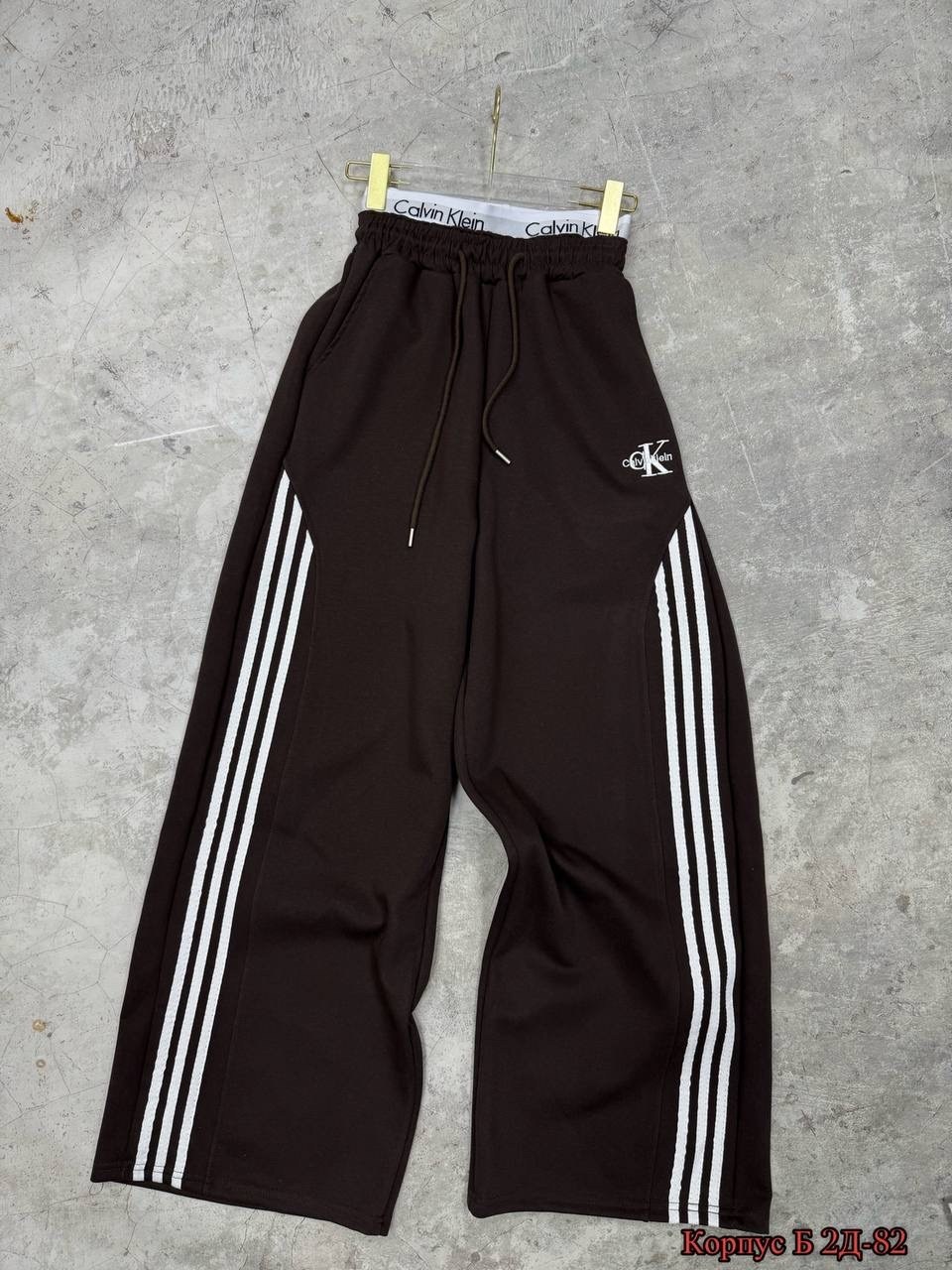 спортивные штаны adidas,спортивные штаны,спортивные брюки,брюки модные,свободные штаны