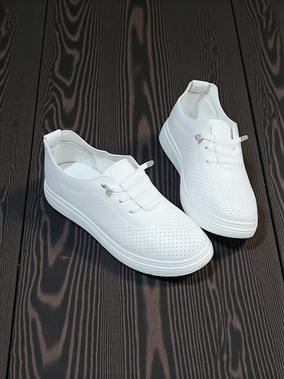 ,белые кеды из гладкой кожи с перфорацией fb293-020,кроссовки женские с перфорацией,кроссовки женскиe,белые кеды