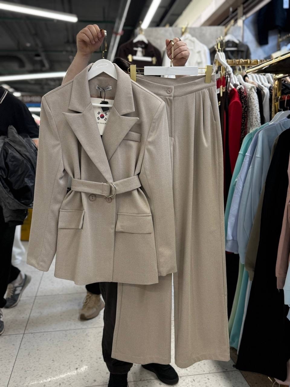 брючный костюм с корсетом,брюки для костюма с высокой талией,модный женский брючный костюм комплект из трех предметов с корсетом и широкими брюками,костюм брючный,костюм тройка кашемир