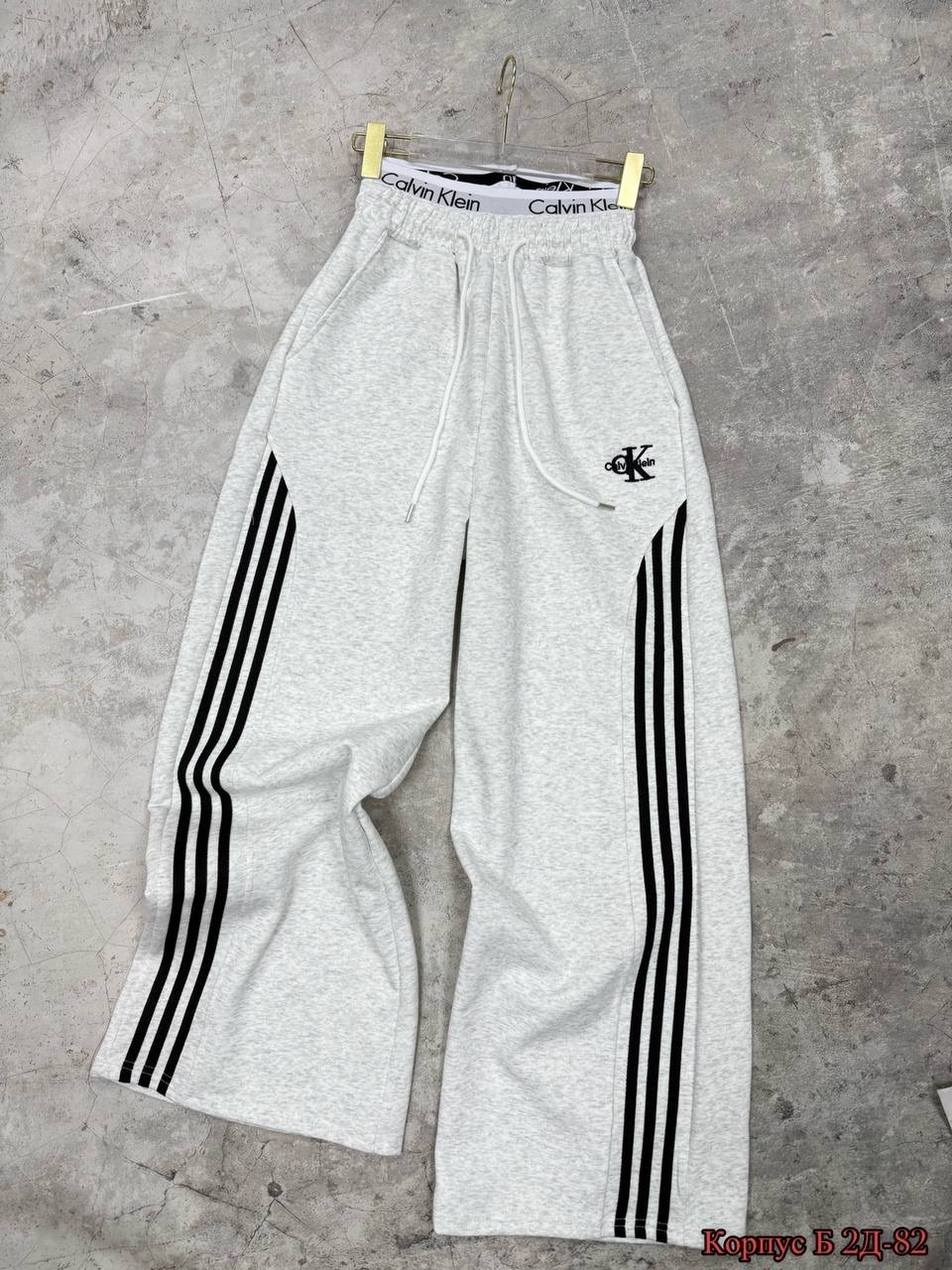 спортивные штаны adidas,спортивные штаны,спортивные брюки,брюки модные,свободные штаны