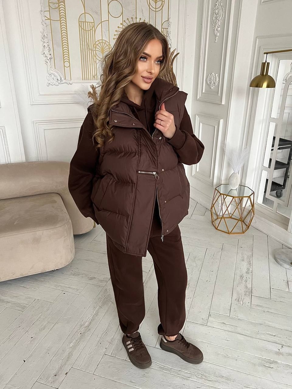 женский бежевый костюм тройка miu miu,бежевый спортивный костюм с жилеткой,жилетка женская,костюм женский тройка утепленный,бежевый костюм тройка женский