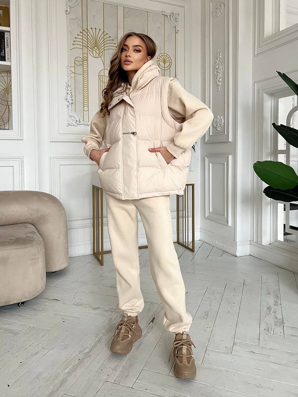 женский бежевый костюм тройка miu miu,бежевый спортивный костюм с жилеткой,жилетка женская,костюм женский тройка утепленный,бежевый костюм тройка женский