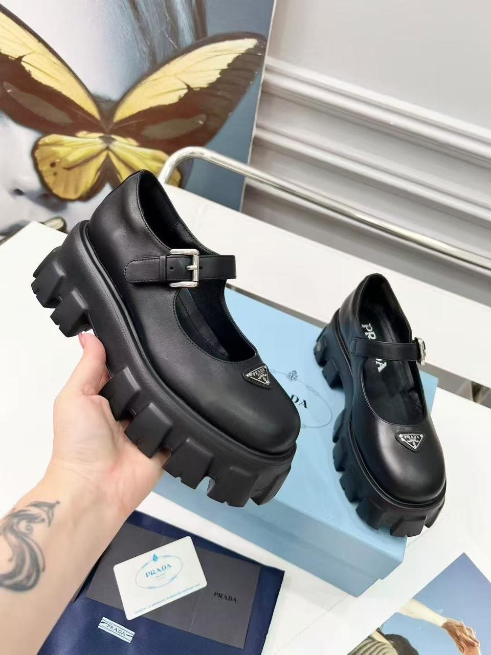 ,prada лоферы,prada туфли,лоферы prada женские,кожаные лоферы на платформе с логотипом monolith prada