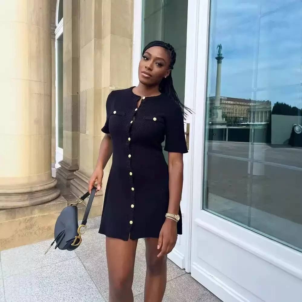 платье на пуговицах из рубчатого трикотажа h&m, бежевое,платье на пуговицах из рубчатого трикотажа h&m,платье с пуговицами,трикотажное платье,белое элегантное вязаное мини-платье для женщин