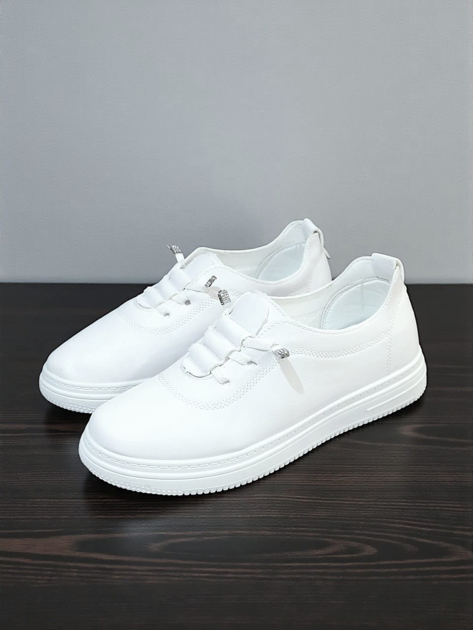 ,белые кеды из гладкой кожи с перфорацией fb293-020,кроссовки женские с перфорацией,кроссовки женскиe,белые кеды