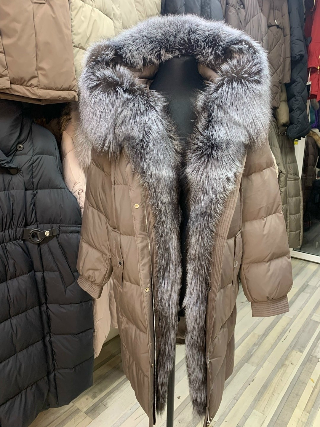 пуховик stella rossa коричневый,женский пуховик,пуховик с натуральным мехом,пуховики с мехом,пуховик женский с натуральным мехом