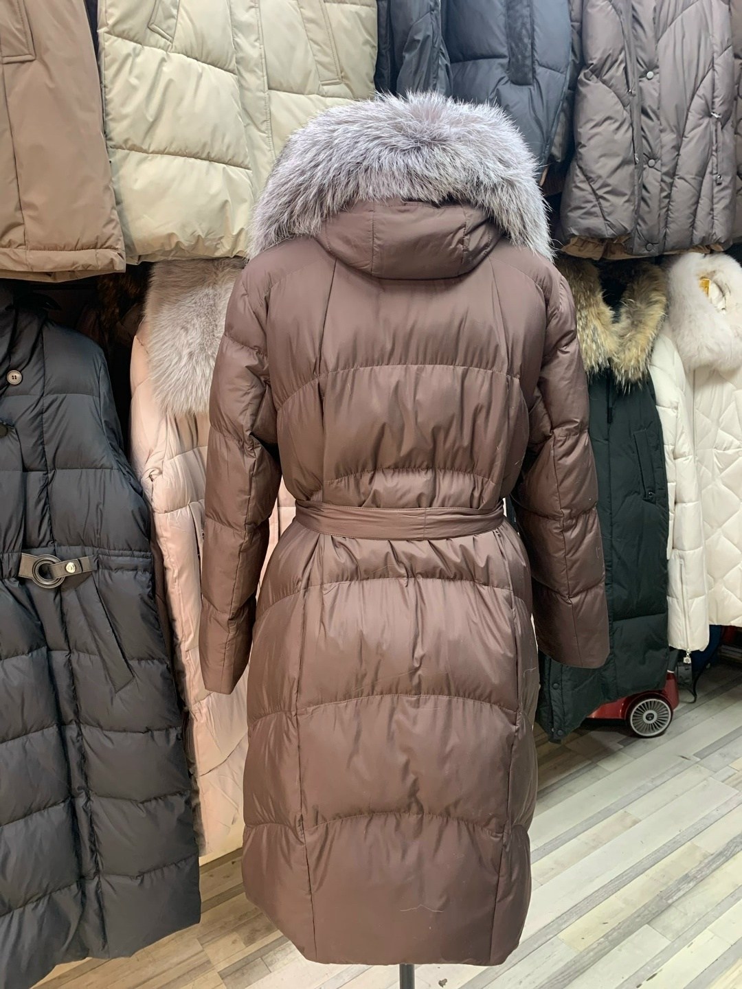 пуховик stella rossa коричневый,женский пуховик,пуховик с натуральным мехом,пуховики с мехом,пуховик женский с натуральным мехом