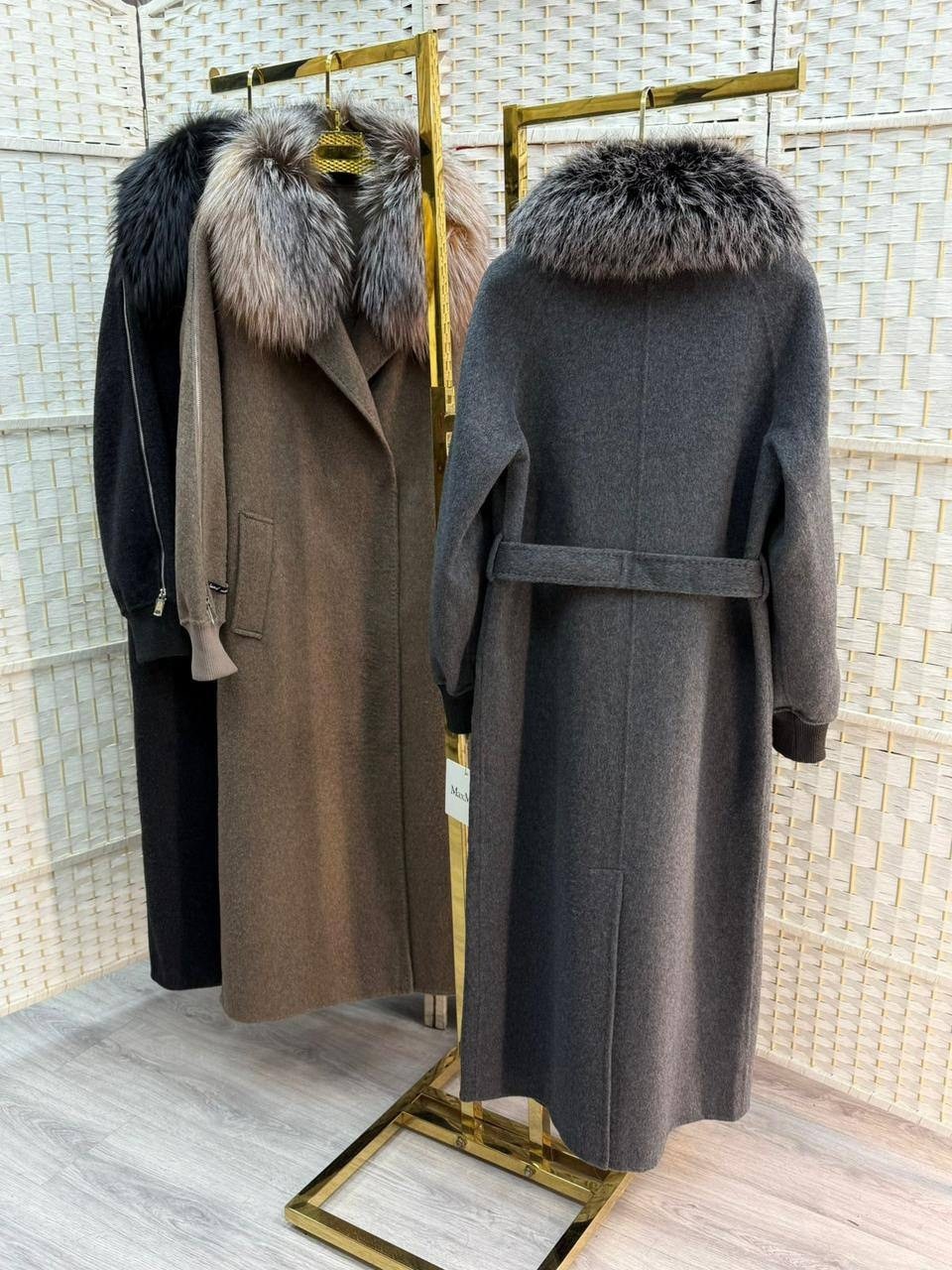 классическое женское кашемировое зимнее пальто с мехом,пальто женское утеплённое с мехом abrigo collection,кашемировое зимнее пальто с мехом,зимнее пальто с меховым воротником,пальто с мехом